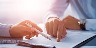 Revisional de Contrato: O que é, Quando Vale a Pena e Como Identificar Cláusulas Abusivas